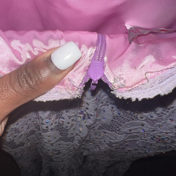 Unnoticeable missing rhinestones, hook broke in back but isnt needed. - Picture 13 of 13